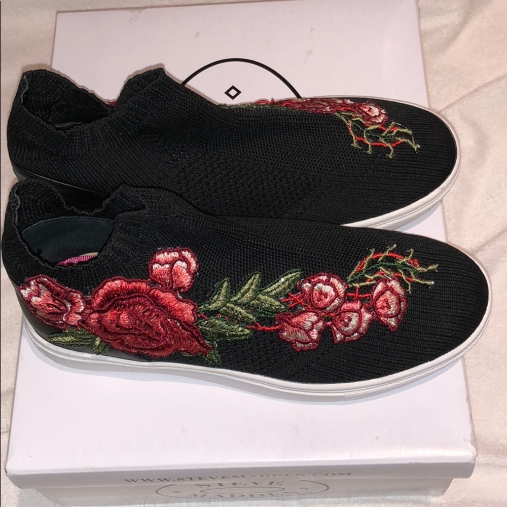Steve Madden Girls, slip on sneakers. Size 1